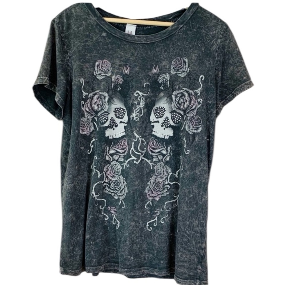LA Teez Gray Floral Skull Distressed Tee Rhinestones